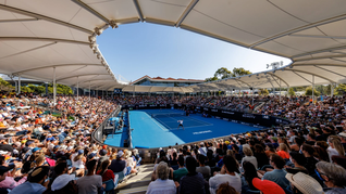 En el Melbourne Park se disputará entre el 18 de enero y el 1º de febrero el Open de Australia, que en esta edición repartirá un monto récord en premios. En el Melbourne Park se disputará entre el 18 de enero y el 1º de febrero el Open de Australia, que en esta edición repartirá un monto récord en premios.