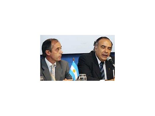 El secretario de Deportes de la Nación,  Claudio Morresi junto al Ministro de Deporte uruguayo, Héctor Lescano.
