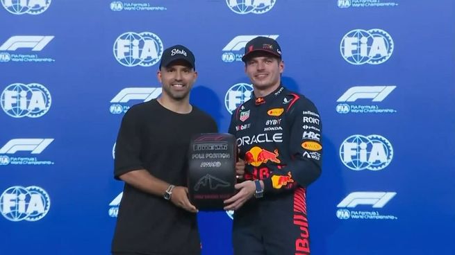 Dos potencias. Agüero le dio a Verstappen el premio por haber liderado la clasificación.