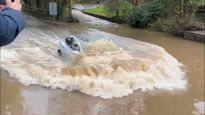 Un Tesla atrapado en una inundación debe ser retirado con precaución y, si estuvo expuesto al agua, revisado por personal especializado antes de volver a circular.