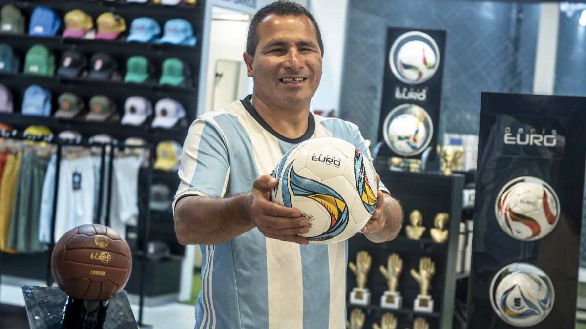 Silvio Velo: the ball as a way to succeed and the pride of having your own model