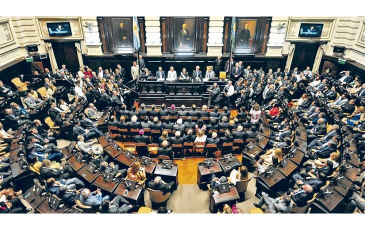 ámbito.com | Reducción. La Legislatura de la provincia de Buenos Aires dispondrá de menos recursos en 2018. Además, Vidal tiene bajo la lupa unos 150 cargos políticos. Urtubey, por su parte, anunció un 20% menos de ministerios en Salta.