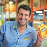 Mientras trabajaba en su taller de lavado de autos, Aaron sufrió un accidente al pulir un vehículo, lo que lo motivó a crear una esponja que evitara rayar las superficies. Mientras trabajaba en su taller de lavado de autos, Aaron sufrió un accidente al pulir un vehículo, lo que lo motivó a crear una esponja que evitara rayar las superficies.