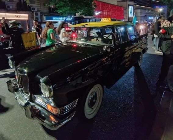 One of the jewels of the occasion was the taxi from Charly's video with Sting, of his recent song In the City, parked on Coronel Díaz. One of the jewels of the occasion was the taxi from Charly's video with Sting, of his recent song In the City, parked on Coronel Díaz.