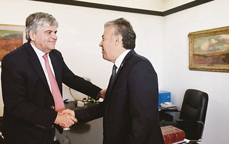 Energ&iacute;a. En la Casa de Gobierno de Mendoza, el gobernador Alfredo Cornejo recibi&oacute; al presidente de YPF, Miguel Guti&eacute;rrez. Luego, junto al mandatario electo, Rodolfo Suarez, dialogaron con el directivo de la petrolera sobre lo realizado en los &uacute;ltimos cuatro a&ntilde;os y los potenciales desarrollos en la provincia para 2020.