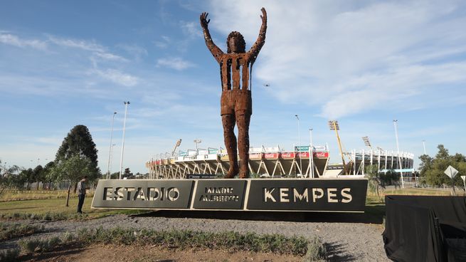 La estatua de Kempes, en las inmediaciones del estadio que lleva su nombre.