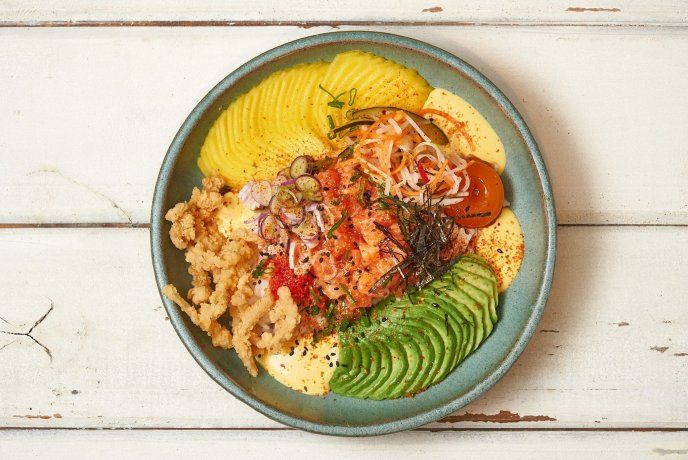 El Poke Chalaco de Barra Chalaca propone una combinación de sabores y texturas que parte de la trucha y la palta, a lo que suma encurtidos, chicharrón, mango y salsa Nikkei. El Poke Chalaco de Barra Chalaca propone una combinación de sabores y texturas que parte de la trucha y la palta, a lo que suma encurtidos, chicharrón, mango y salsa Nikkei.