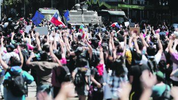 Desaf&iacute;o. La vigencia del estado de excepci&oacute;n y del toque de queda nocturno no disuade a multitudes de chilenos que salen d&iacute;a a d&iacute;a a protestar.