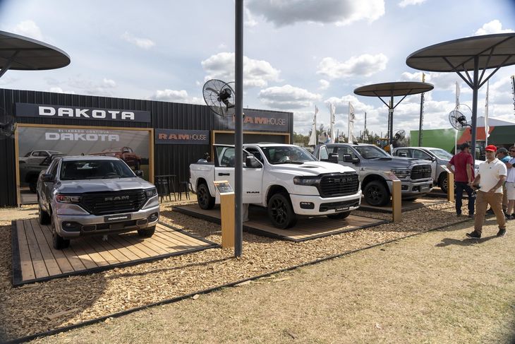 Entre los modelos exhibidos se encuentran la RAM Dakota Laramie, Rampage Laramie Night Edition, RAM 1500 Laramie Night Edition, RAM 2500 Laramie Night Edition y una RAM Dakota Moparizada, preparada con accesorios especiales de la división Mopar.