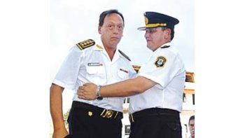 El saliente Daniel Salcedo saluda ayer al nuevo jefe de la Bonaerense, Juan Carlos Paggi. Horas antes, Néstor Kirchner había pedido a Scioli limpiar la Policía.