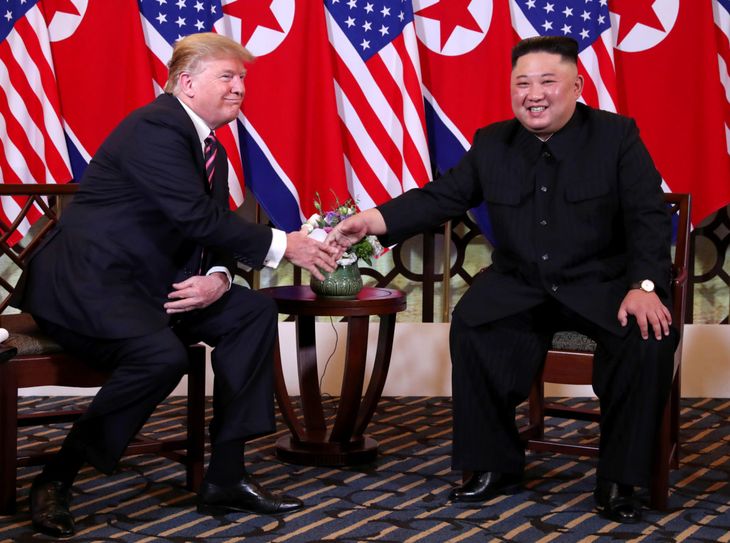 Donald Trump con Kim Jong Un, con quien se reunió tres veces durante su gestión anterior. Se puede esperar cualquier cosa de Trump, pero es claro que terminada la guerra Rusia-Ucrania, volverá a buscar un acercamiento con el líder de Corea del Norte. Donald Trump con Kim Jong Un, con quien se reunió tres veces durante su gestión anterior. Se puede esperar cualquier cosa de Trump, pero es claro que terminada la guerra Rusia-Ucrania, volverá a buscar un acercamiento con el líder de Corea del Norte.