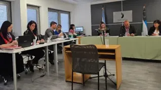 La Corte Suprema confirmó la condena del excomisario rionegrino Néstor Gustavo Luna por abuso sexual contra una menor y dio por cerrada la vía de reclamos judiciales. La Corte Suprema confirmó la condena del excomisario rionegrino Néstor Gustavo Luna por abuso sexual contra una menor y dio por cerrada la vía de reclamos judiciales.