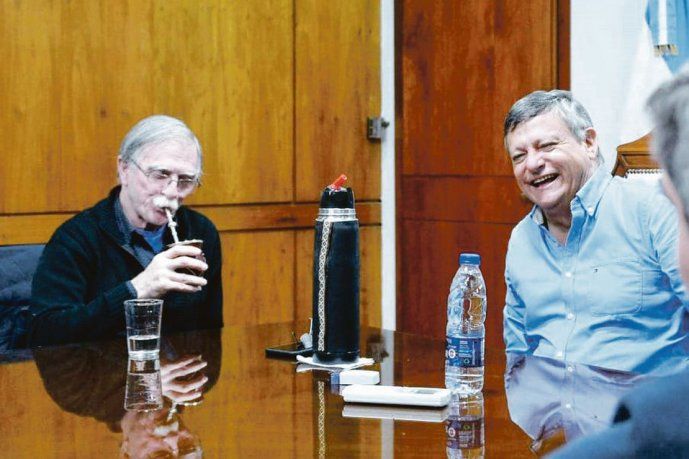 Domingo Peppo buscó distenderse junto al hermano del Che Guevara en medio de la puja con Jorge Capitanich.