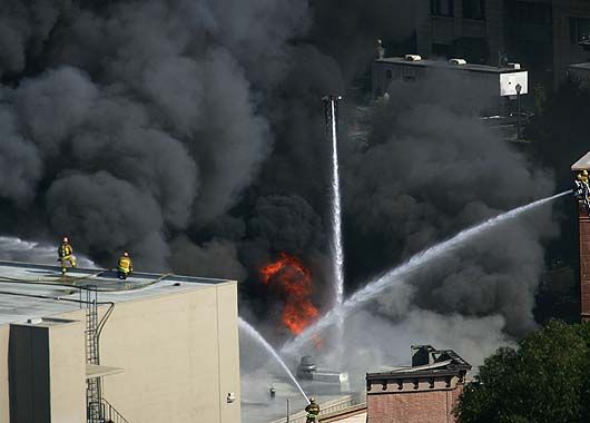 Un incendio consumió parte de los estudios Universal en California (foto 8)