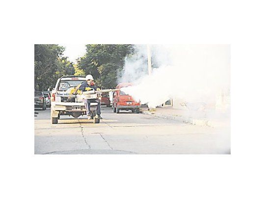 En la provincia de Córdoba ya comenzaron con los trabajos de fumigación, sobre  todo en las áreas cercanas a los hospitales en donde se encuentran internados los infectados.