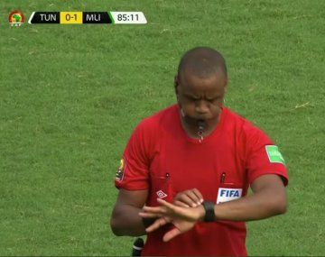 El árbitro zambiano Janny Sikazwe terminó el partido a los 85 minutos y luego a los 89.