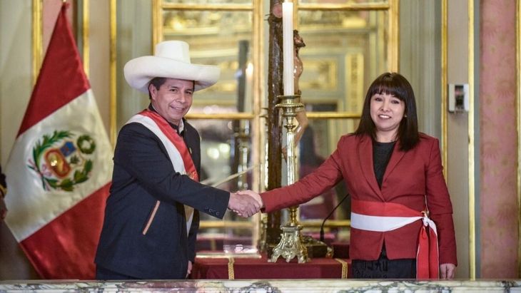 El presidente de Perú, Pedro Castillo, y la nueva jefa de gabinete, Mirtha Vázquez.