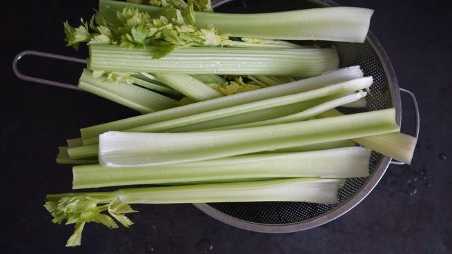 El jugo de apio es especialmente beneficioso en dietas para bajar de peso.
