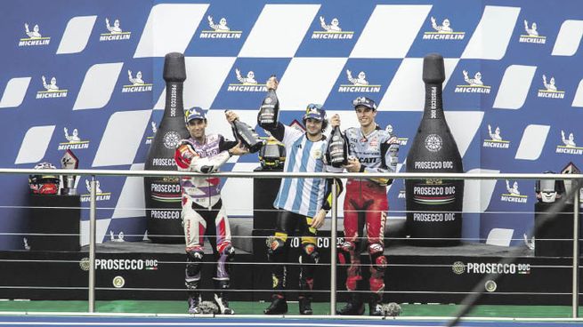 especial. Bezzecchi se subió al podio con una casaca firmada por Messi.