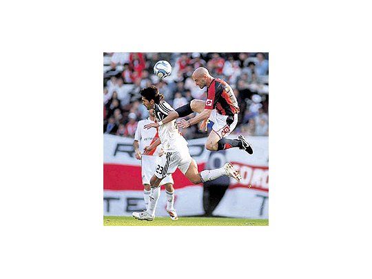 Casi en el final del partido, Méndez le aplica una patada voladora a Falcao como venganza por la lesión que el delantero de River le ocasionó al defensor en el partido por la Copa Libertadores.