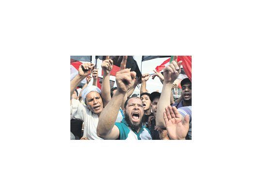 Partidarios de la Hermandad Musulmana, que postula a Mohamed Mursi, cantan consignas ayer en la plaza Tahrir, que no conoce la tranquilidad desde que estalló la revolución que derrocó a Hosni Mubarak, hace 14 meses.