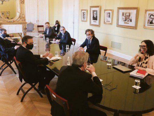 Rosada. Santiago Cafiero, Felipe Solá, Luis Basterra, Juan Cabandié, Roberto Salvarezza, Miguel Pesce, Cecilia Todesca Bocco y Haroldo Montagú, ayer en una de las reuniones semanales de Gabinete temático.