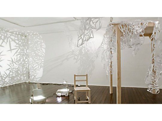 Angélica Teuta. Su instalación “Imágenes para evitar la pesadilla” convierte a la sala que la ocupa uno de los hitos más cautivantes de la visita a esta exposición.