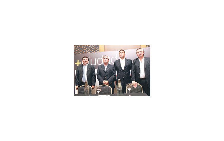 Daniel Arroyo, Alberto Iribarne, Sergio Massa y Alberto Fernández arengaron ayer al peronismo porteño para sumar agrupaciones al Frente Renovador y disputarle poder al PRO.