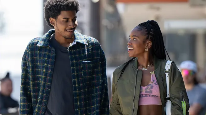 Dos adolescentes que se reencuentran, se enamoran y se descubren cada uno a sí mismo en la nueva miniserie de Netflix.