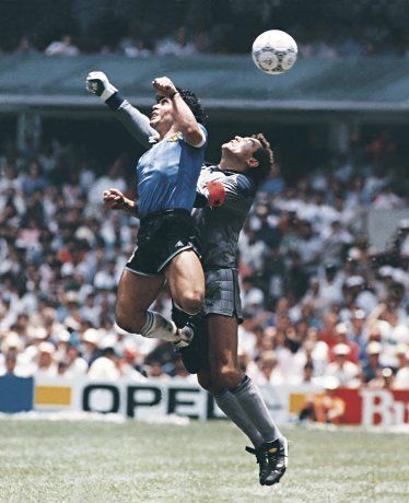 Shilton sale con los puños en alto&nbsp;&nbsp;pero Maradona lleva más alto su mano para empezar a soñar con las semifinales del Mundial 86.