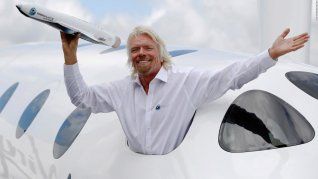 Impulsado por su visión futurista, Richard Branson llevó su imperio a explorar el turismo espacial. Impulsado por su visión futurista, Richard Branson llevó su imperio a explorar el turismo espacial.