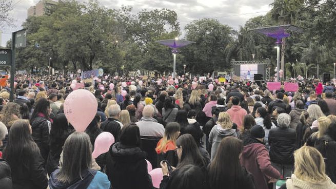 reacción. Cientos de chaqueños se movilizaron ayer a la tarde en Resistencia para reclamar justicia por la desaparición de Cecilia.
