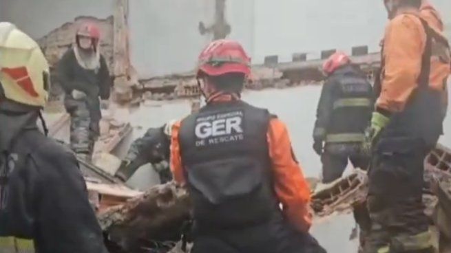 Los Bomberos que trabajaron para rescatar al obrero de 21 años.