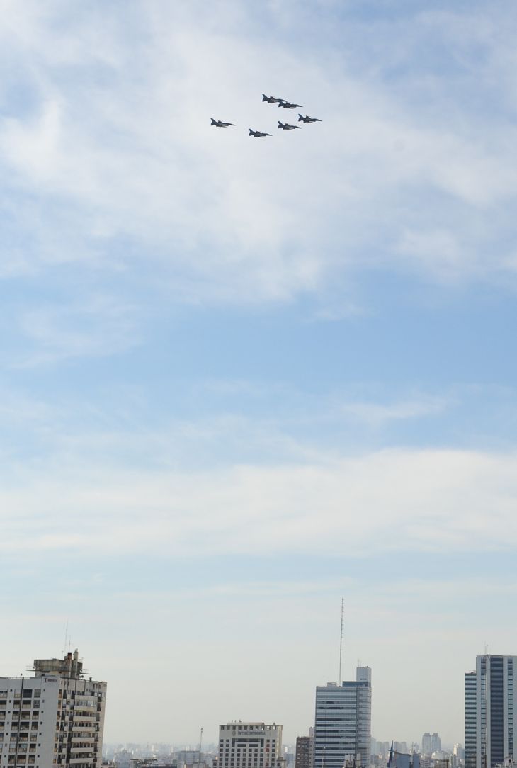 Vecinos se juntaron en la zona de Casa Rosada para ver la demostraci&oacute;n a&eacute;rea.