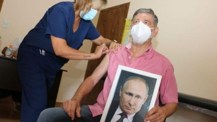 Durante la pandemia, Gasparini se volvió viral al vacunarse con una foto gigante de Vladimir Putin, en un gesto de agradecimiento por la llegada de la Sputnik V a la Argentina.