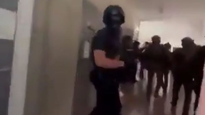 Momento en el que entra la policía a la escuela para controlar al atacante.