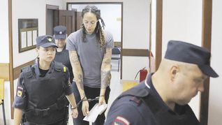 SENTENCIA. Brittney Griner es trasladada por las fuerzas de seguridad.