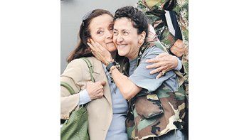Ingrid Betancourt junto a su madre, Yolanda Pulecio, en elmomento del reencuentro, esperado por más de seis años. Laex rehén dijo gozar de buena salud.