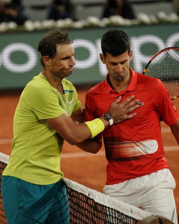 Rafael Nadal saluda a Novak Djokovic tras eliminarlo de Roland Garros.