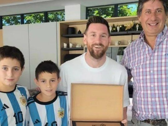 Lionel Messi junto al intendente de Funes, Roly Santacroce.