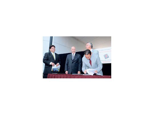 Jaque firma el primero de los convenios junto a Gioja, Ciácera y Molina en la Fiesta de la Vendimia.