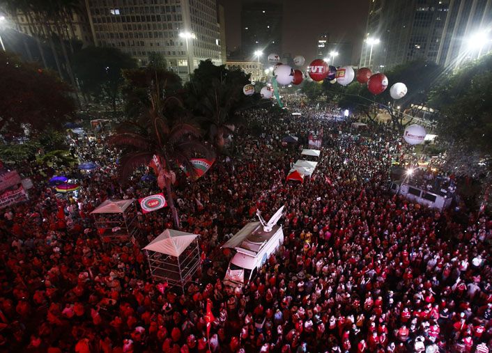 Partidarios de la presidente Rousseff, aguardan y siguen en vivo en la ciudad de San Pablo la votación de la Cámara de Diputados.