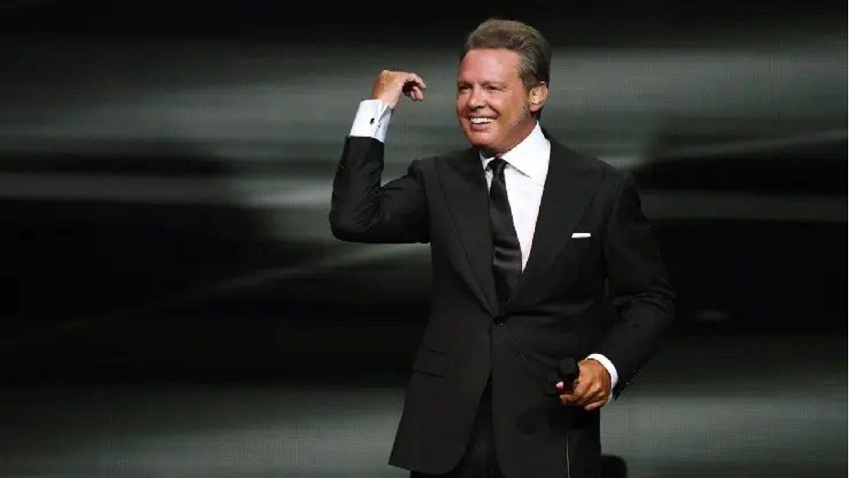 Luis Miguel sold out more than 400,000 tickets in one day for his shows at the Movistar Arena