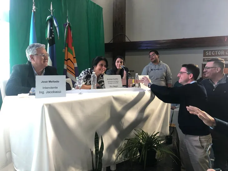 Minería en Río Negro. Joaquín Aberastain Oro saluda al intendente de Ingeniero Jacobacci, José Mellado, al finalizar la audiencia pública por el proyecto Calcatreu. Minería en Río Negro. Joaquín Aberastain Oro saluda al intendente de Ingeniero Jacobacci, José Mellado, al finalizar la audiencia pública por el proyecto Calcatreu.