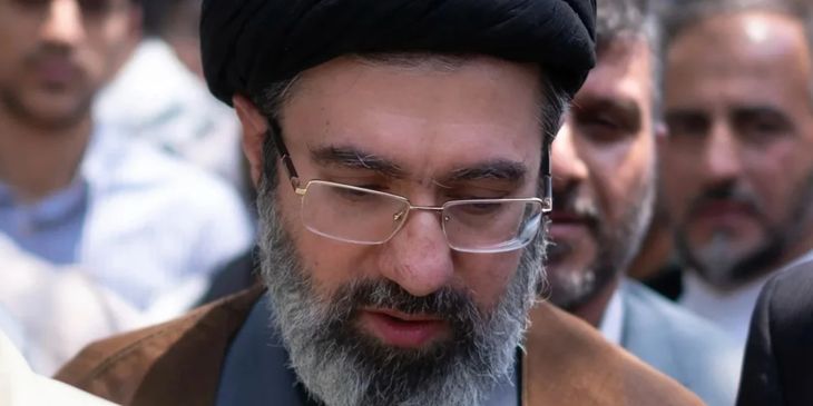 Mojtaba Jamenei es señalado por analistas como posible sucesor del Líder Supremo iraní. Mojtaba Jamenei es señalado por analistas como posible sucesor del Líder Supremo iraní.