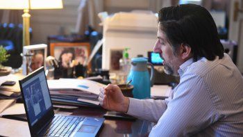 El ministro de Educaci&oacute;n, Nicol&aacute;s Trotta, durante un contacto virtual este jueves con el gobernador de Santiago del Estero, Gerardo Zamora.