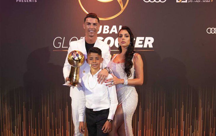 Cristiano Ronaldo posa con su sexto Globe Soccer junto con su pareja Georgina Rodr&iacute;guez y uno de sus hijos, en Dubai.