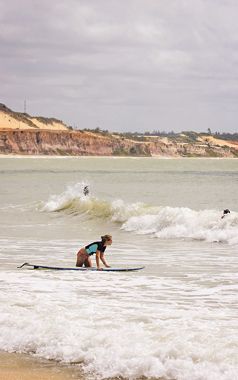 Bahía dos Golfinhos es una de las playas preferidas por los surfistas en Pipa.