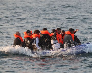 Reino Unido registra récord de inmigrantes que cruzan el Canal de la Mancha
