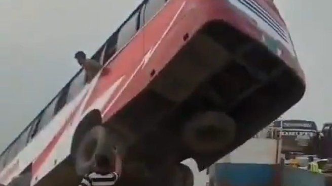 El vehículo cayó al río Padma, a unos 84 kilómetros de la capital, Daca.&nbsp;